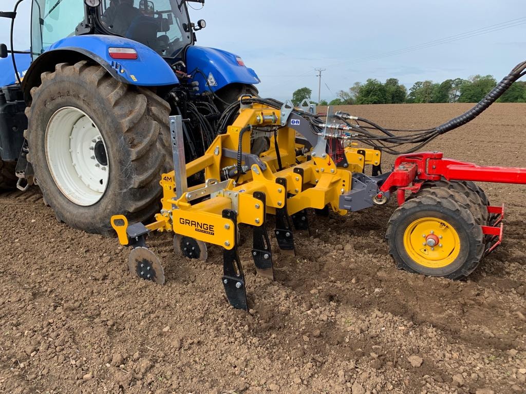 Hydraulic cutting disc agricultural implement residue management