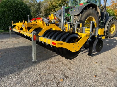Toothed packer roller clod breaking