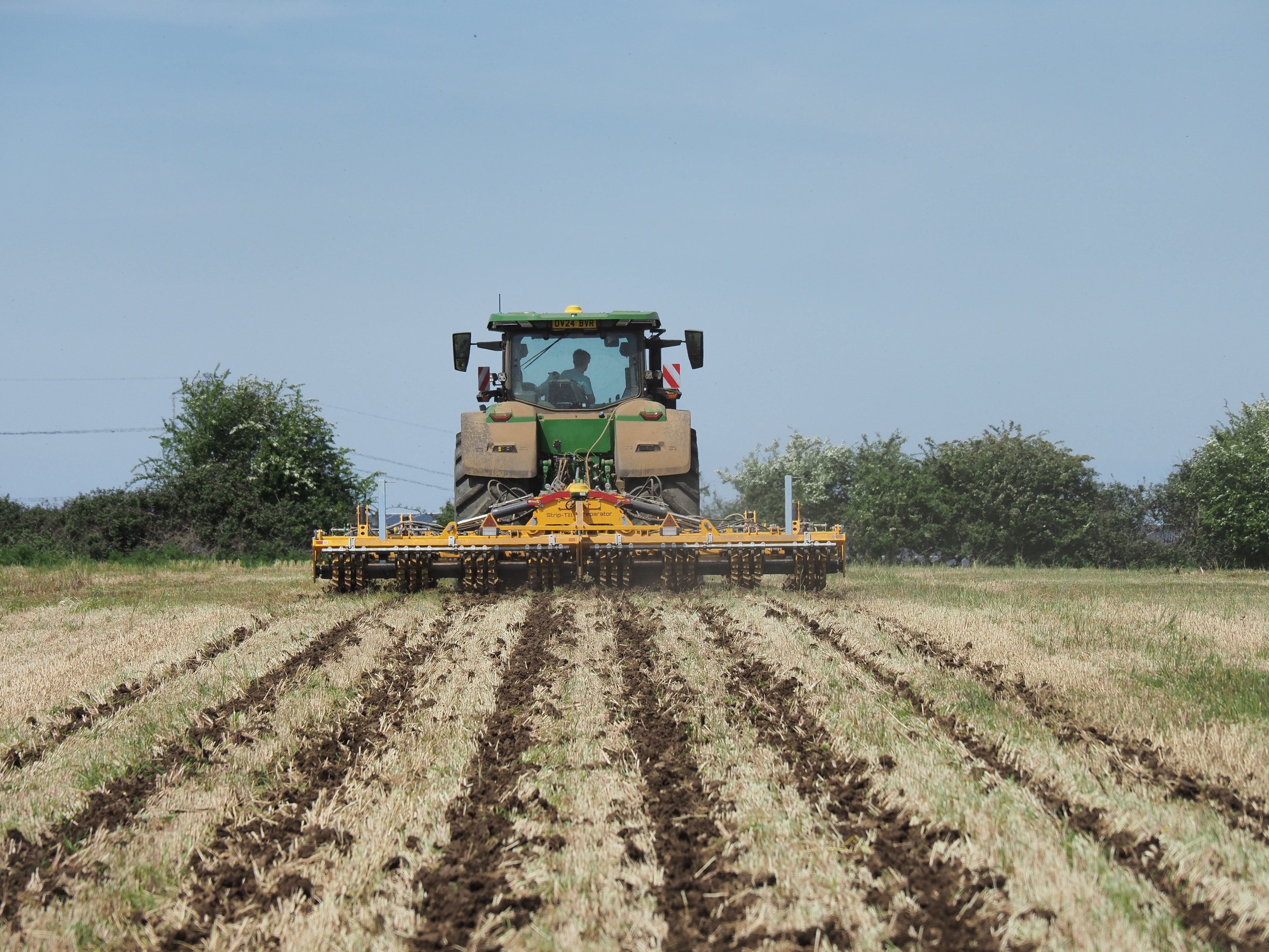 Low disturbance tine with fertiliser placement bracket