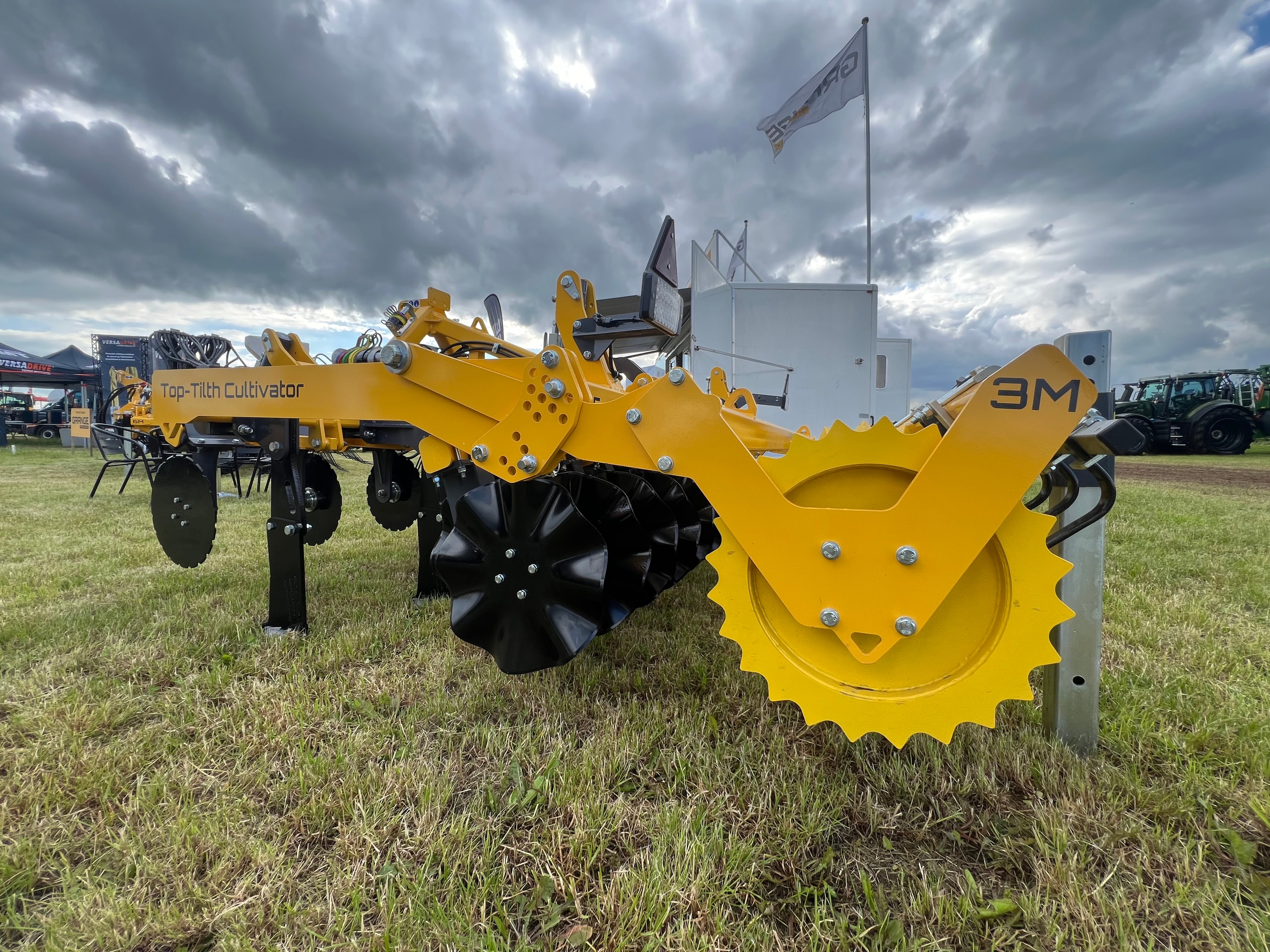 Full-Width Guttler Packer Roller