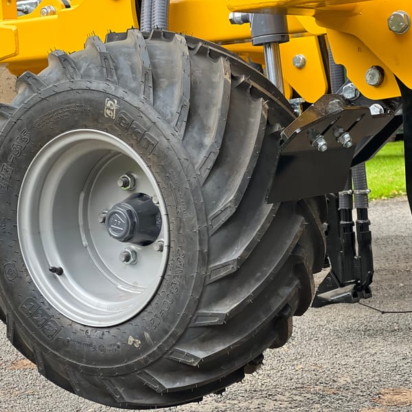 Hydraulic depth wheel adjustment on toolbar