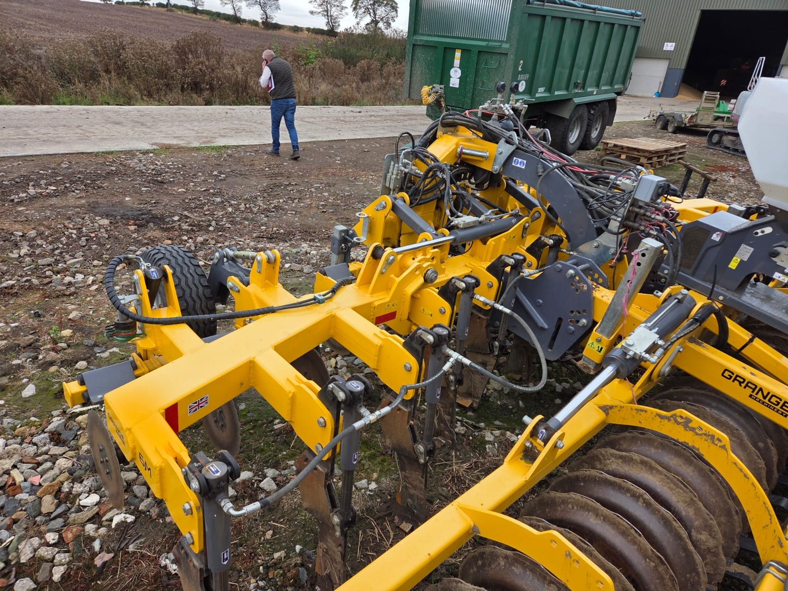 Low disturbance loosener working in field